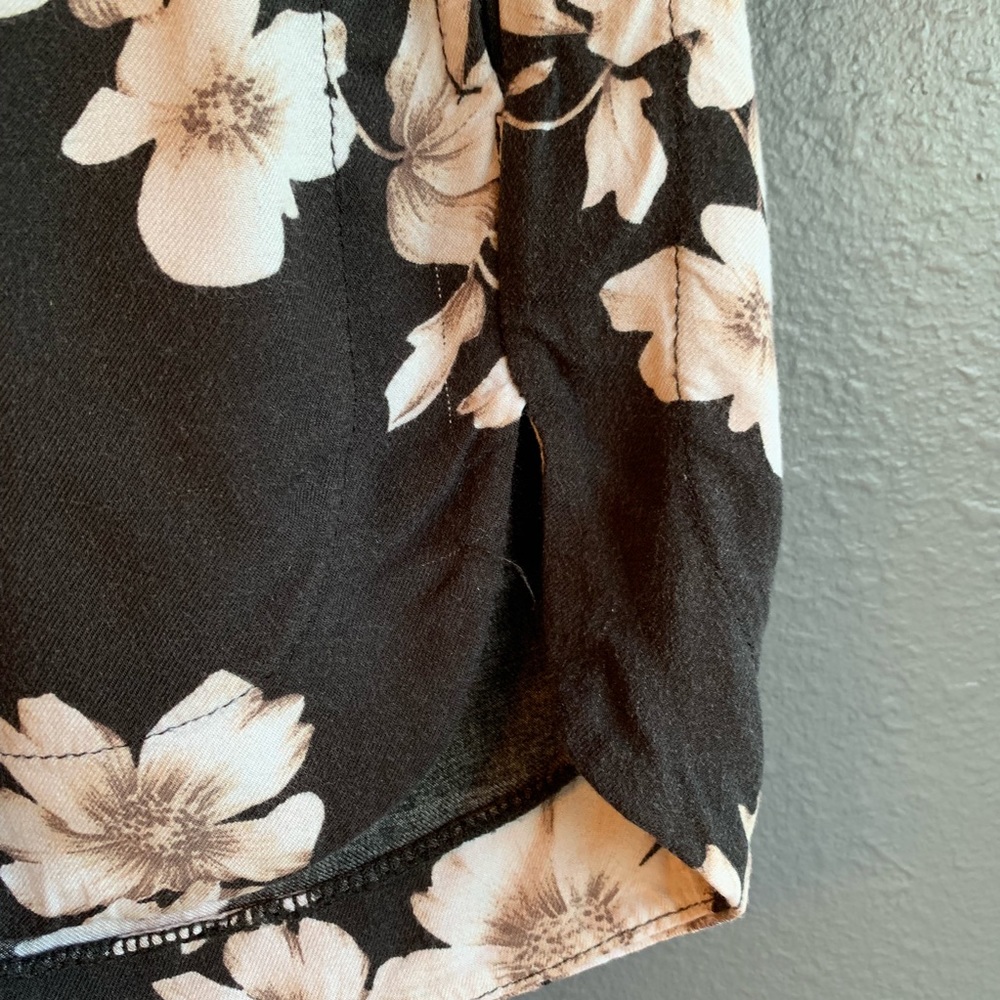 Brandy Melville Floral Black Eve Shorts One Size - Picture 4 of 6